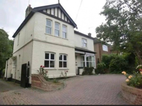 Gravesend Detached 5-bedroom Property